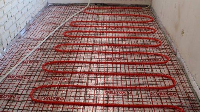 Un schéma simple d'un serpent pour un plancher d'eau, une installation facile à faire soi-même d'un tel système