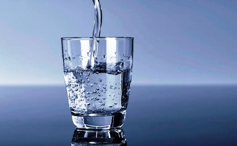 Vérifier l'humidité de l'air avec un verre d'eau