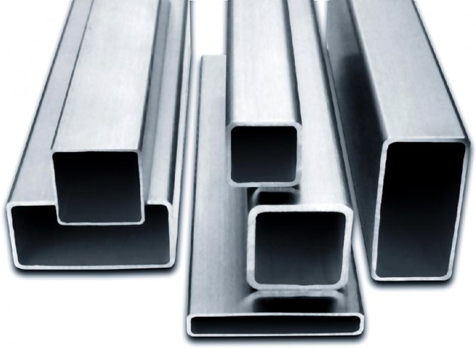 Les tuyaux de forme rectangulaire ont une section transversale standard allant de 15x10 à 180x150 mm