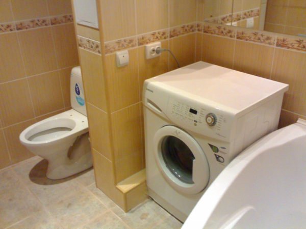 Placer la machine à laver dans la salle de bain