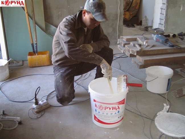 remuer la peinture à chaud jusqu'à la consistance désirée