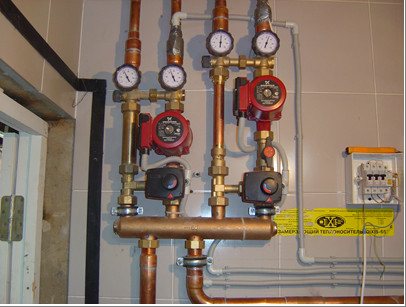 Régulation du système de chauffage par le fonctionnement des pompes