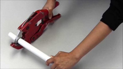 Découpe de tuyaux en plastique renforcé