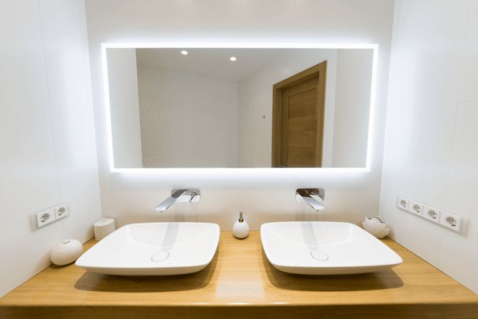 Prise dans la salle de bain: exigences et emplacement