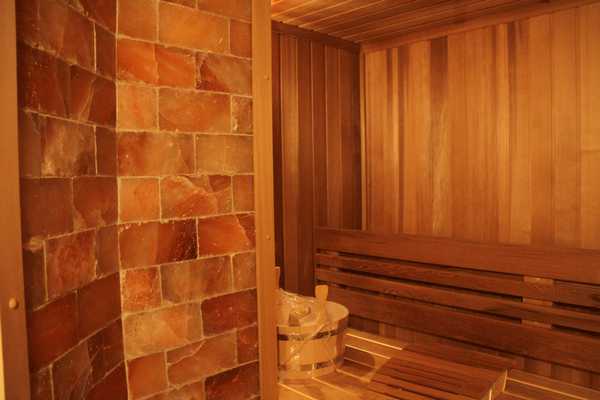 Sel rose de l'Himalaya dans le sauna