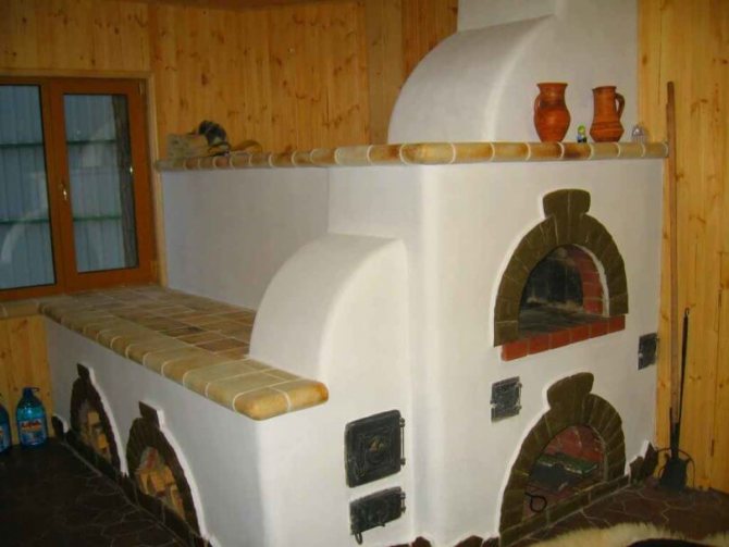 Poêle russe fini avec du plâtre et des carreaux décoratifs