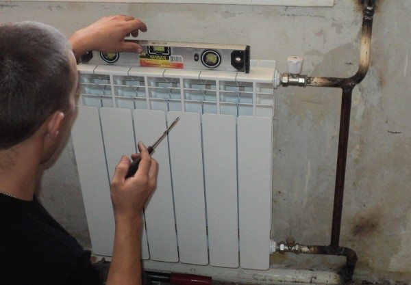 évacuation de l'air du système de chauffage d'un immeuble d'habitation