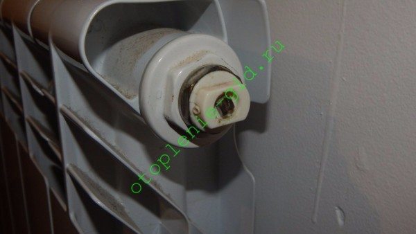 évacuation de l'air du système de chauffage d'un immeuble d'habitation