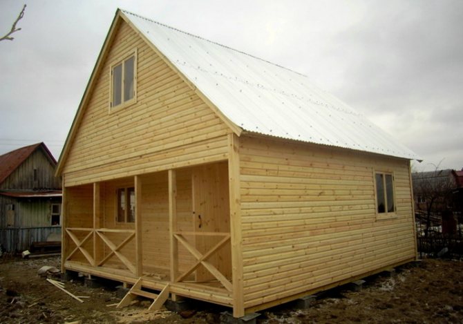 Maison à panneaux pour l'isolation