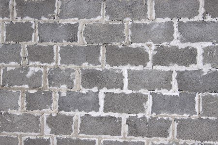 Maçonnerie en parpaings, prête pour l'isolation.