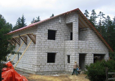 Les murs en parpaings d'un bloc d'épaisseur retiennent mal la chaleur à l'intérieur de la pièce.