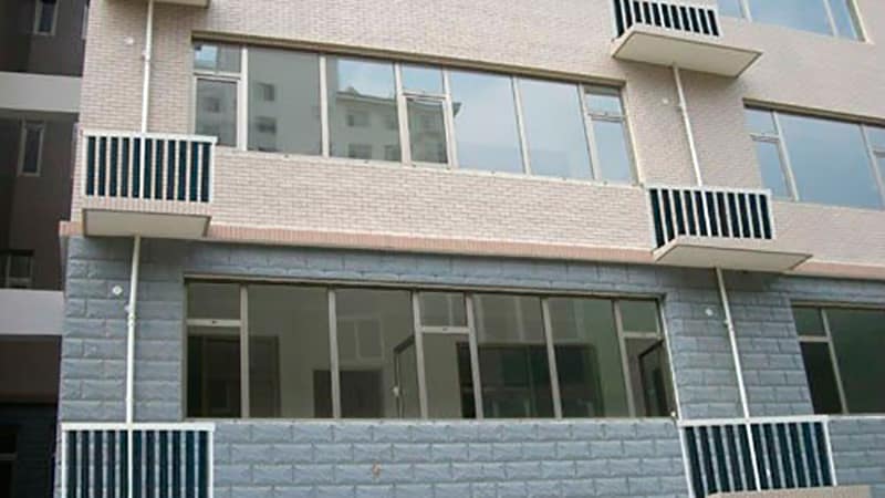 Installation de panneaux solaires sur le balcon
