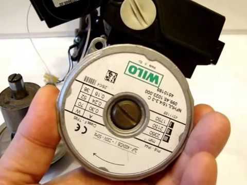 Le spécialiste nettoie la pompe de la chaudière à gaz