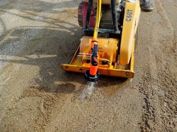 Unité spéciale avec alimentation en eau pour le compactage du sable