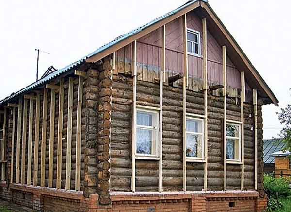 Maison en rondins avec lattis pour gainage