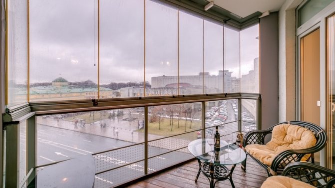 Vaut-il la peine de faire un balcon panoramique: avantages et inconvénients, caractéristiques et design confortable