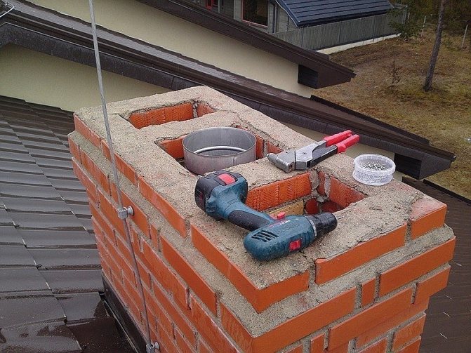 Construction d'une cheminée en brique