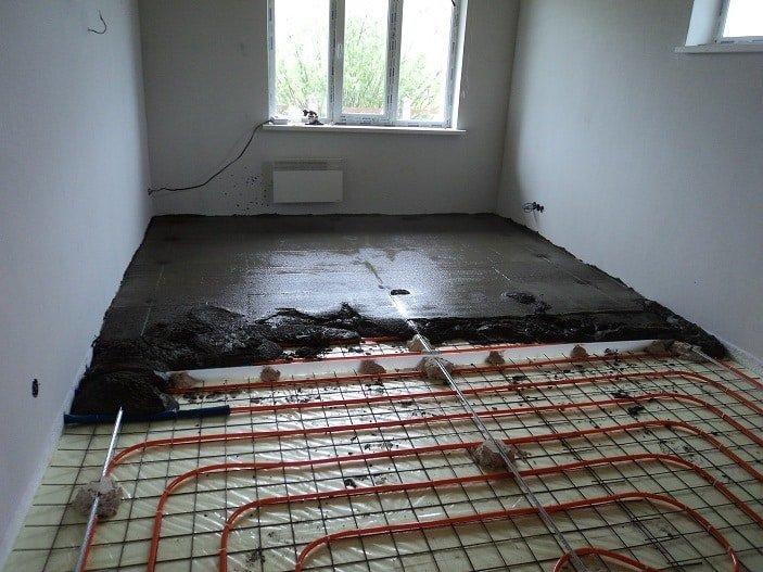 Chape avec un treillis de renfort sur un plancher chauffé à l'eau
