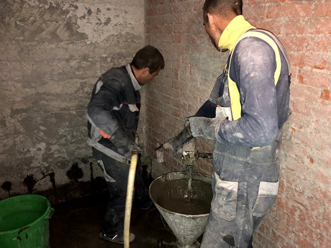 Un mélange sec de ciment est préparé avant de commencer les travaux.