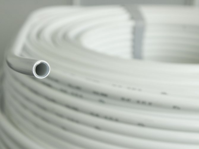 Tube métal-plastique laminé