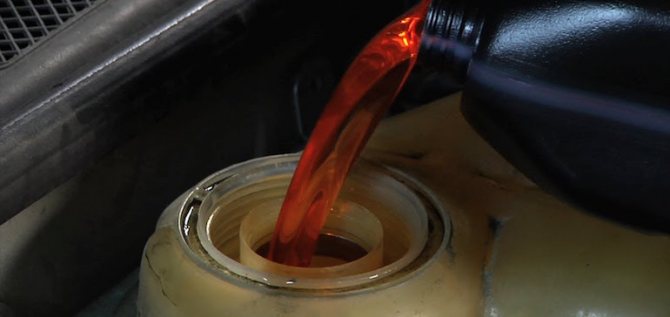 Fuite de radiateur de refroidissement de voiture - élimination