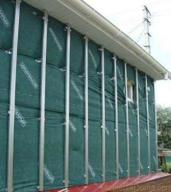 Technologie d'installation pour une façade ventilée d'une maison en bois