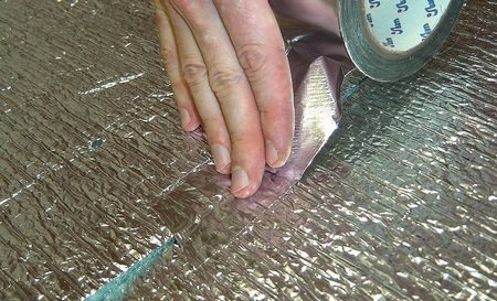 Technologie d'isolation de plafond avec isolation en feuille dans une maison privée
