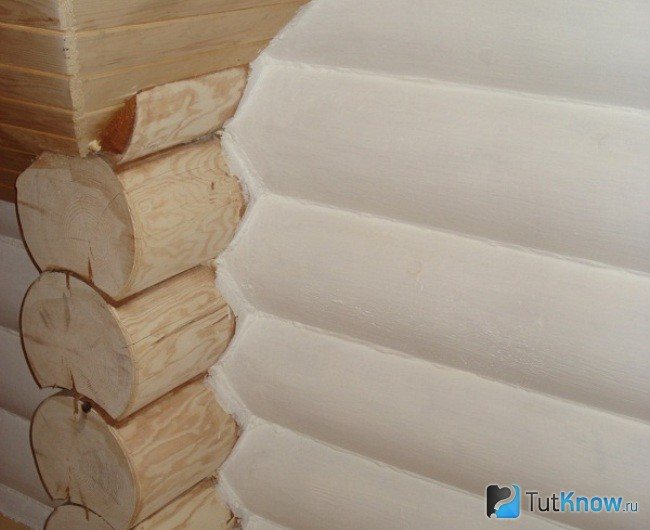 Revêtement d'isolation thermique sur une surface en bois
