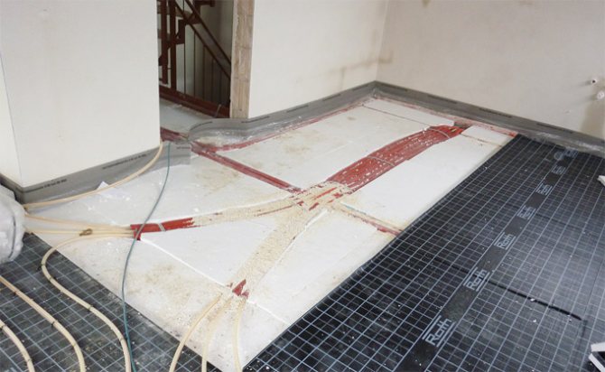 Isolation thermique pour un plancher d'eau chaude