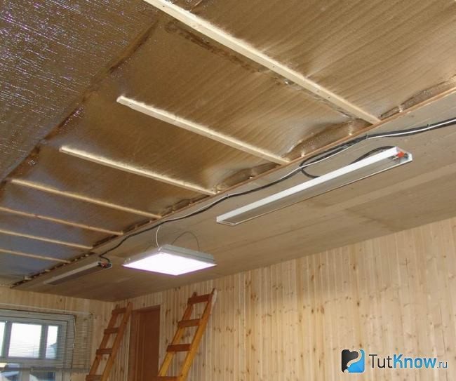Isolation thermique avec plafond en mousse mousse