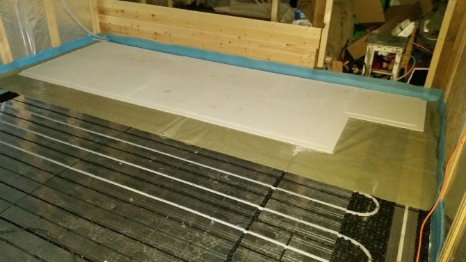 Plaques de distribution de chaleur pour le chauffage par le sol à eau