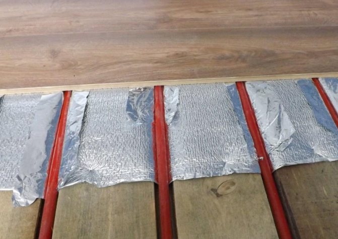 Chauffage au sol sans chape: plaques de polystyrène et aluminium sec, plaques d'eau et stratifié, répartiteurs de chaleur