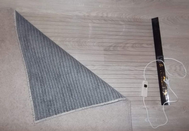 plancher chaud sous le tapis sur le plancher en bois