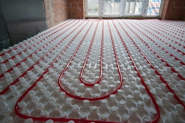 Sol chaud sous la moquette: film ou eau, technologie d'installation, avis