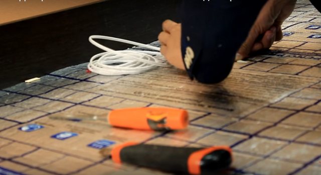 Sol chaud sous la moquette: film ou eau, technologie d'installation, avis