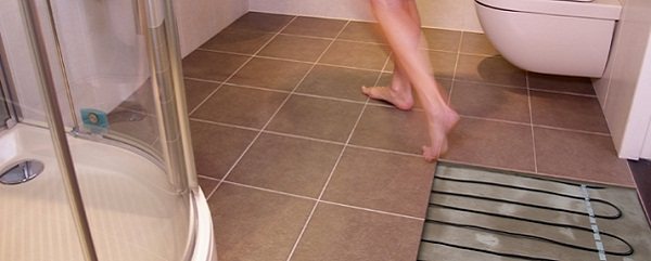 Plancher chaud dans la salle de bain
