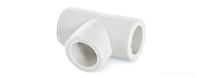 tee en polypropylène sur fond blanc