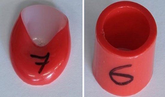 Un tuyau en polyéthylène ordinaire et réticulé lorsqu'il est chauffé.