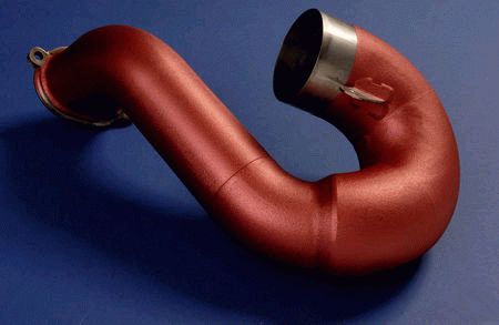 Le tuyau est peint avec de la peinture isolante thermique