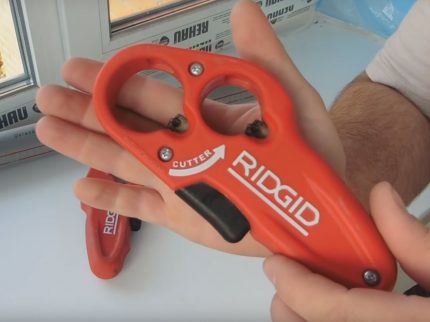 Coupe-tube avec fixation