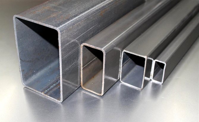 Les tubes sont fabriqués par formage à froid de produits arrondis à l'aide d'une presse et soudage de tôles rectangulaires