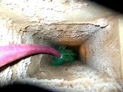 élimination de la saleté à l'intérieur de la cheminée d'échappement d'un immeuble d'habitation