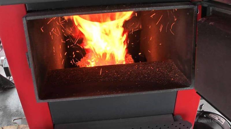 Charbon, bois de chauffage, briquettes de combustible: comment chauffer une chaudière à combustible solide