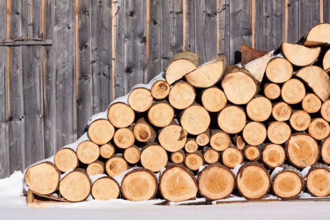 Charbon, bois de chauffage, briquettes de combustible: comment chauffer une chaudière à combustible solide