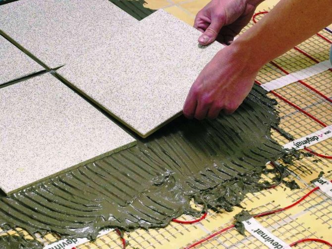 Pose de carreaux sur un sol chaud