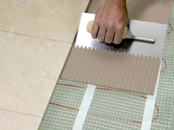 Pose de carreaux sur un sol chaud