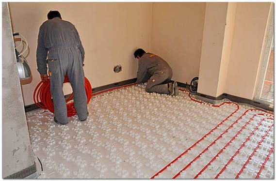 Pose d'un plancher d'eau chaude