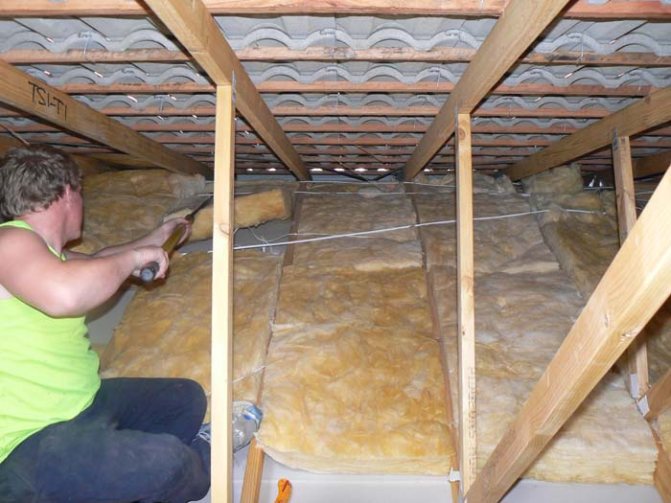 Installation d'un isolant thermique sur le toit
