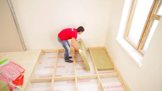 Pose d'isolant sous un plancher en bois