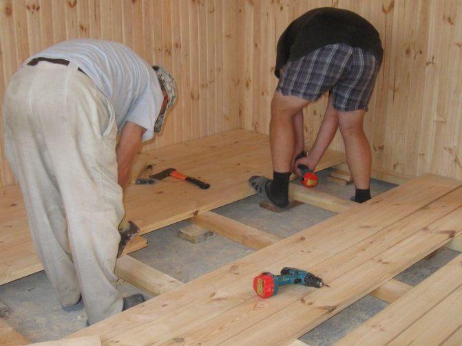 Nous posons un parquet rugueux de nos propres mains